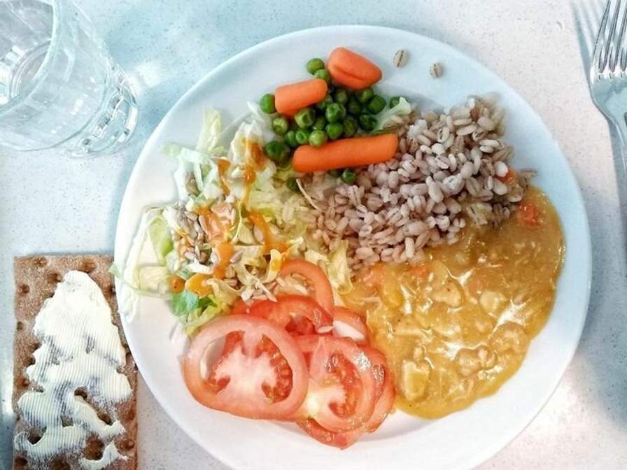 Как выглядят школьные обеды в разных странах мира (фото)